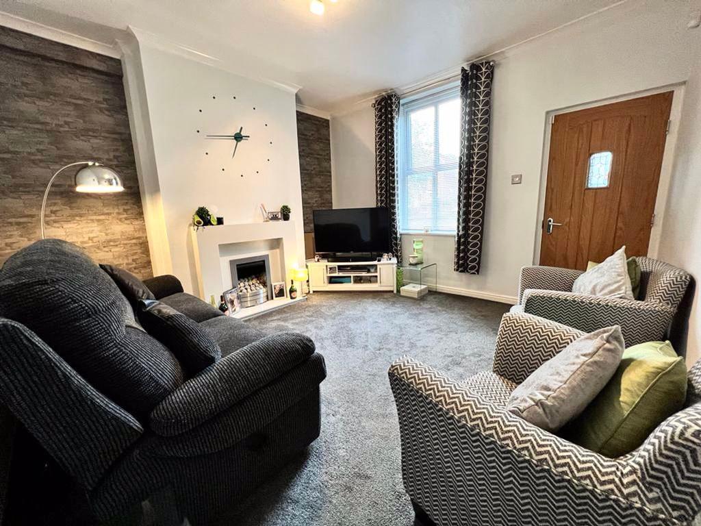 Manchester Road, Worsley, M28 2 bed terraced house for sale £200,000