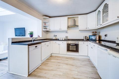 4 bedroom end of terrace house for sale - Neil Armstrong Way, Leigh-on-sea, SS9