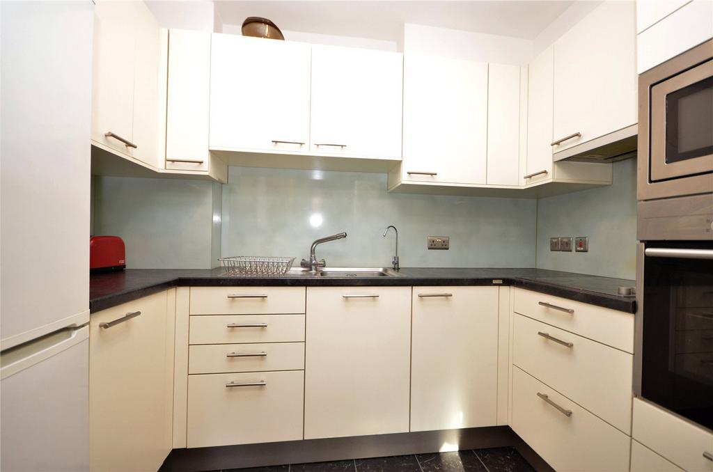 Abbey Street, Farnham, Surrey, GU9 2 bed penthouse for sale £260,000