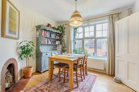 27 Curling Vale, Guildford, GU2 7PJ