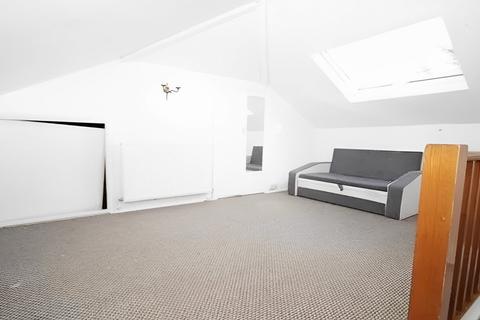 3 bedroom flat to rent - HAYES, UB4