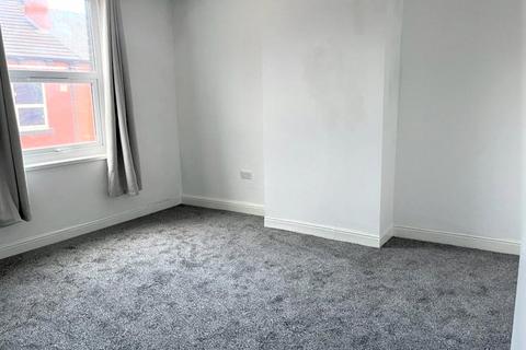 2 bedroom end of terrace house to rent, Paisley Place, Armley, Leeds, LS12