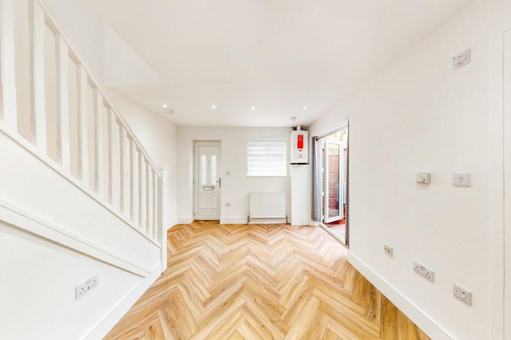 Regina Road, London, W13 1 bed cottage £1,595 pcm (£368 pw)