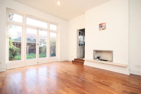 2 bedroom flat to rent, Broomfield Avenue, Palmers Green, N13