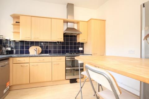 2 bedroom flat to rent, Broomfield Avenue, Palmers Green, N13