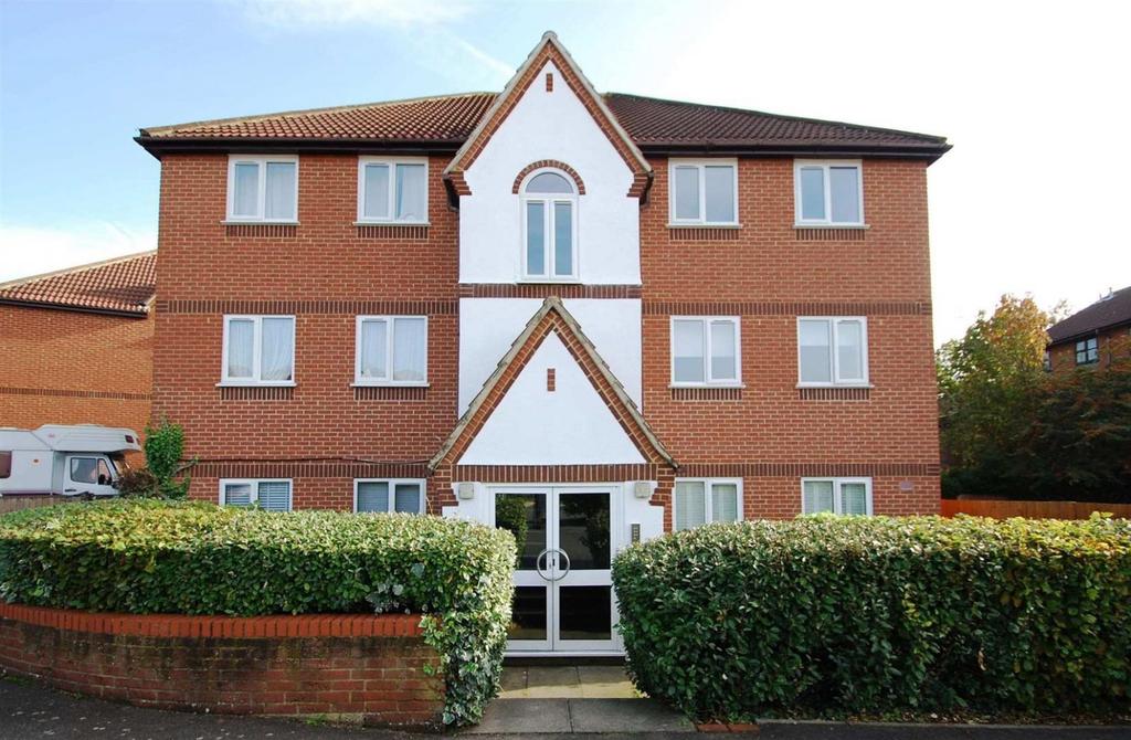Littlebrook Avenue, Slough... 2 bed apartment £1,200 pcm (£277 pw)