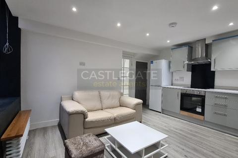 2 bedroom flat to rent - Trinity Street, Huddersfield, West Yorkshire, HD1 4EN