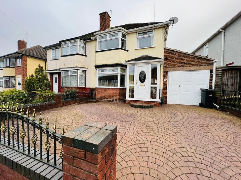 Rosemary Crescent, Dudley, DY1 3RS 3 bed semidetached house £975 pcm