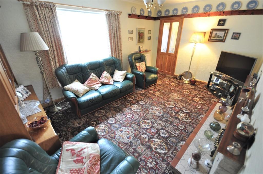 Warren Road, Thorne, Doncaster, DN8 3 bed semidetached house £90,000