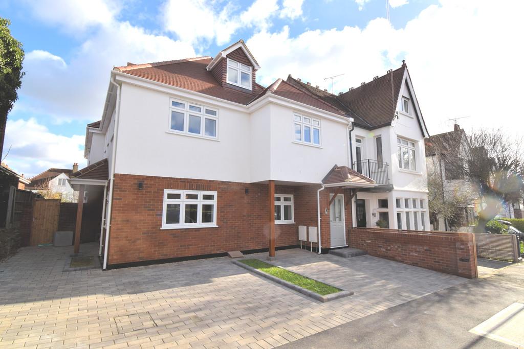 Leigh Cliff Road, LeighonSea 2 bed apartment £1,575 pcm (£363 pw)