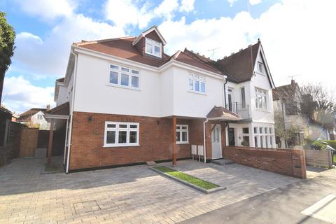 2 bedroom apartment to rent, Leigh Cliff Road, Leigh-on-Sea