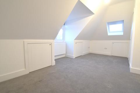 2 bedroom apartment to rent, Leigh Cliff Road, Leigh-on-Sea