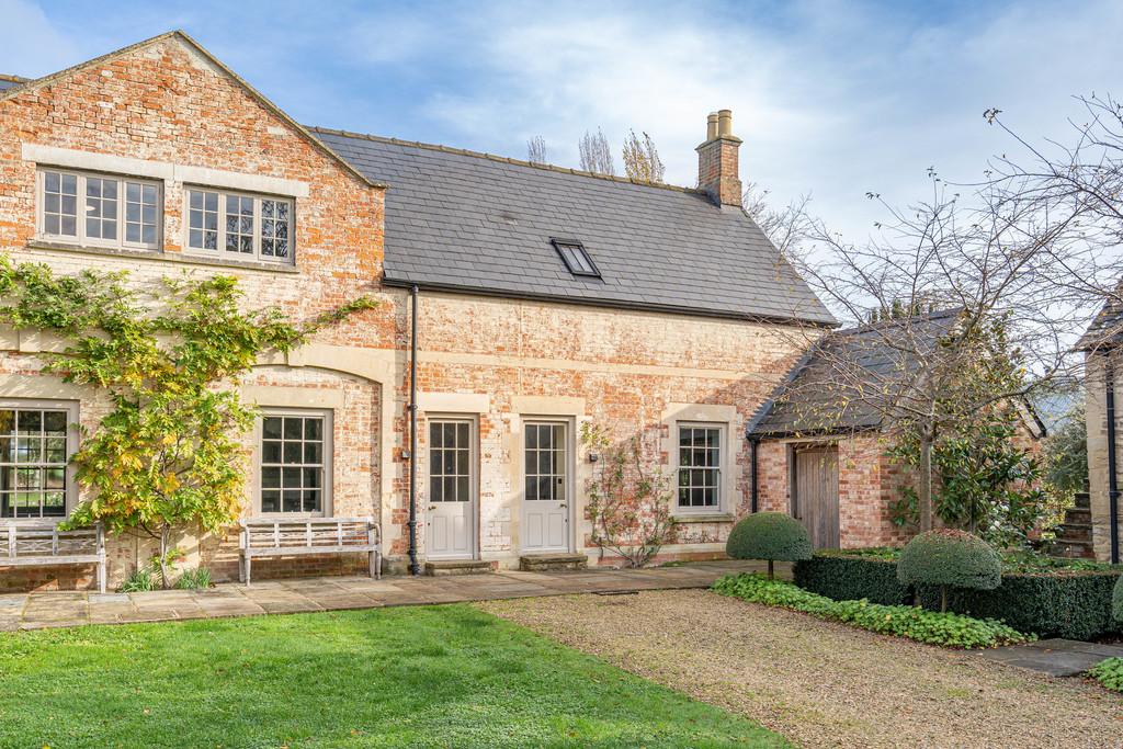 Exclusive Countryside Location, near Malmesbury 3 bed semidetached house to rent £3,000 pcm