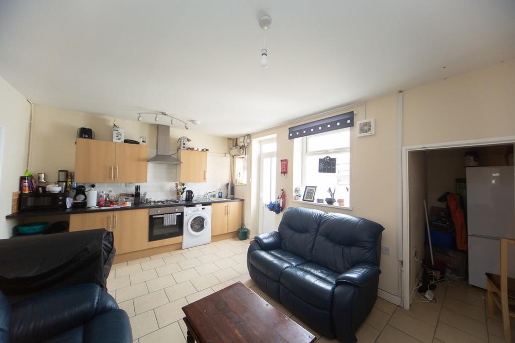 Raymond Terrace, Treforest 3 bed terraced house £840 pcm (£194 pw)