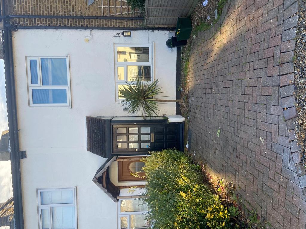 Pope Road, Bromley, BR2 2 bed terraced house £1,650 pcm (£381 pw)