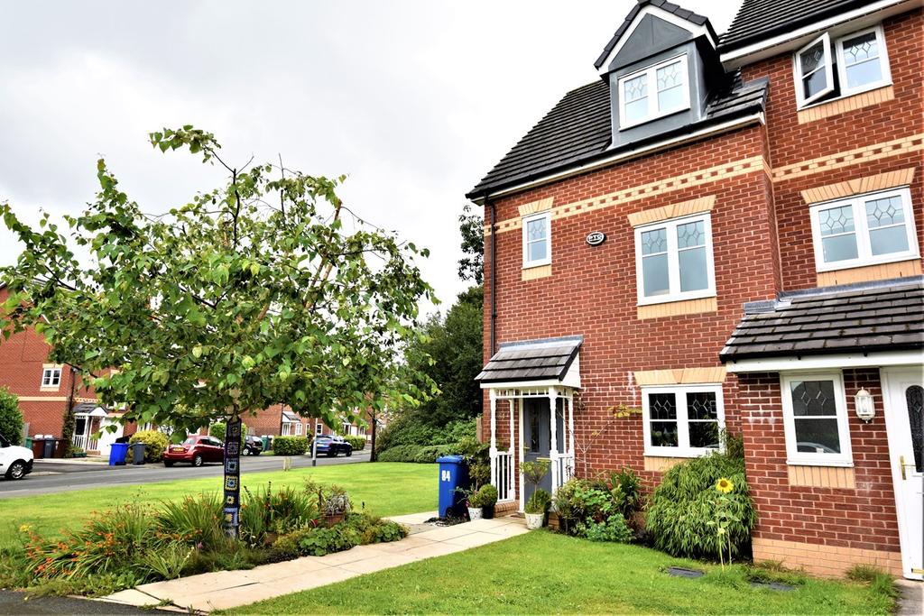 Lawnhurst Avenue, Wythenshawe... 4 bed townhouse £1,600 pcm (£369 pw)