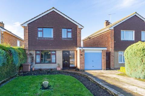 3 bedroom detached house for sale - Meadow Close, Grove
