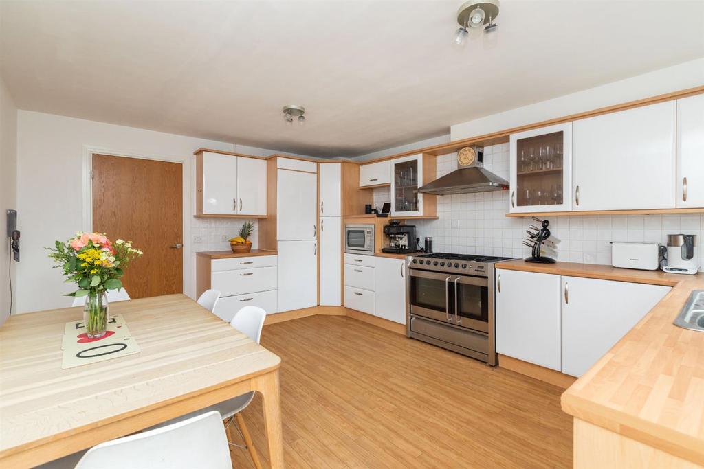 Glossop Way, Arlesey, Beds, SG15 6YG 3 bed terraced house £395,000