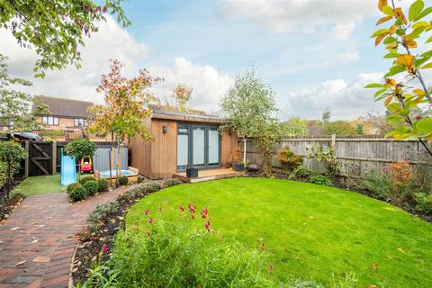 12 Cherry Trees, Lower Stondon, Henlow, SG16 6DT
