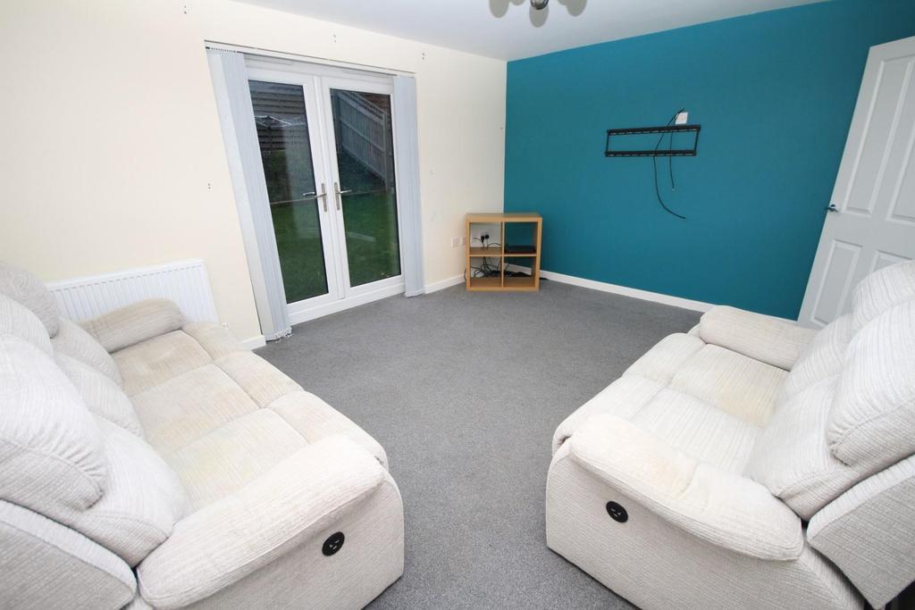 Poplars Park Road, Kings Park, Bradford 3 bed semidetached house for