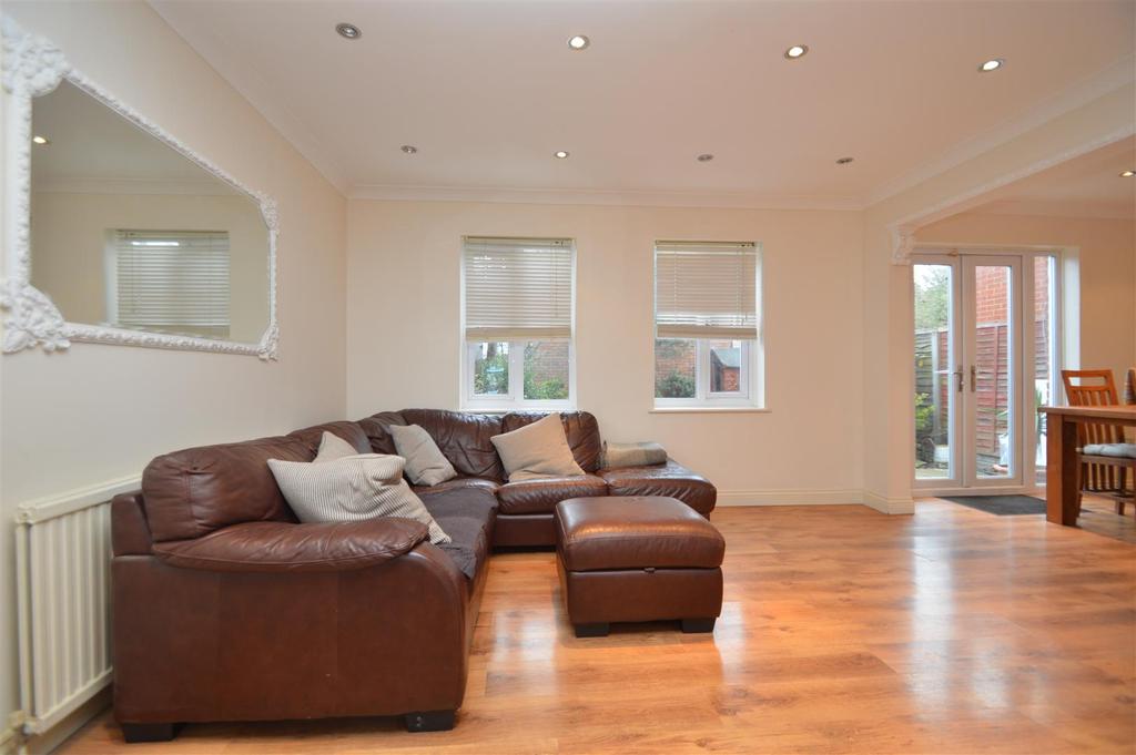 Fulmer Road, Beckton, E16 3TE 3 bed semidetached house £1,900 pcm (£