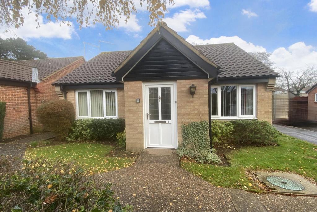 Sheraton Close, The Headlands, Northampton NN3 2 bed detached bungalow