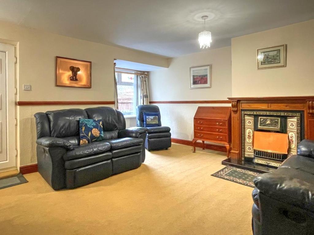 Woodhill Drive, Morpeth 2 bed semidetached house £140,000