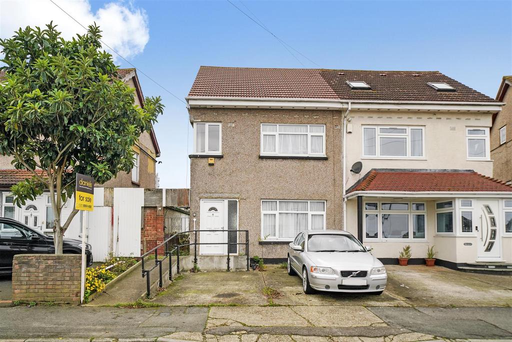 Gledwood Drive, Hayes 3 bed semidetached house £550,000