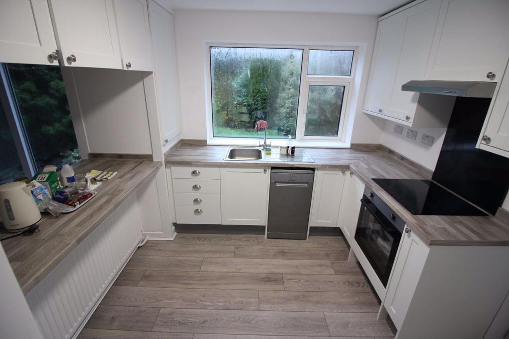 Wren Crescent, Bushey Heath 4 bed house £2,650 pcm (£612 pw)