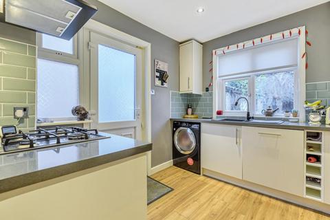 4 Lea Farm Crescent, Leeds, LS5 3QQ