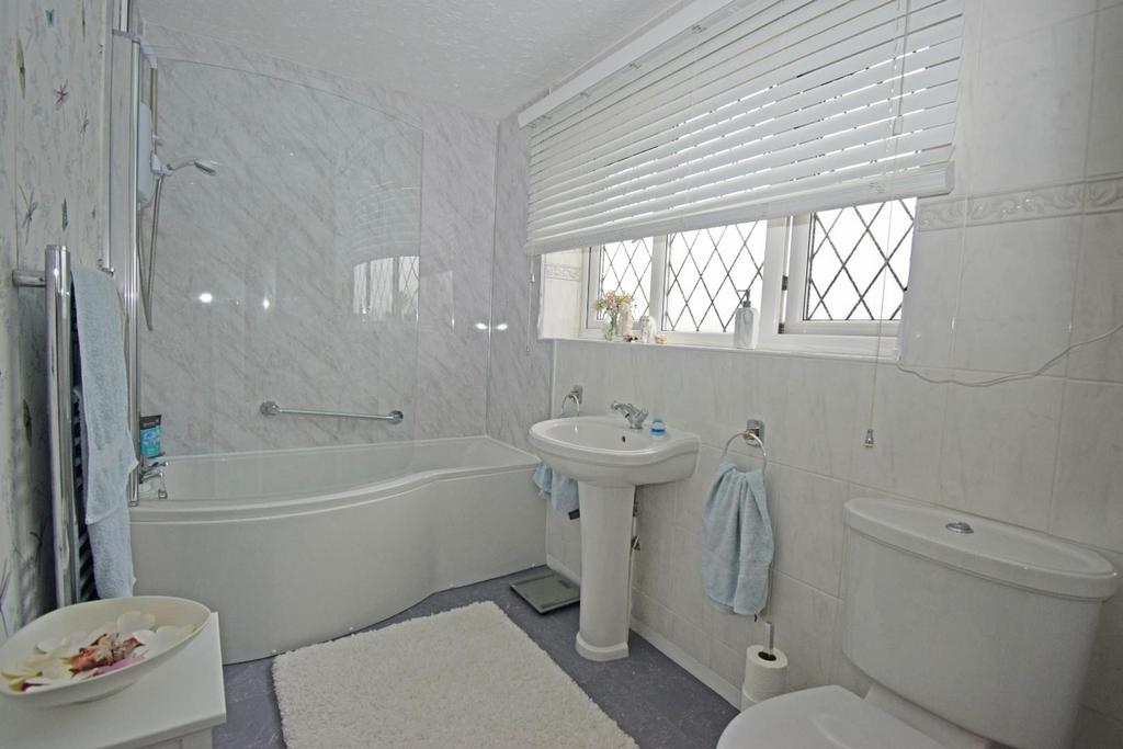 49 Tythe Barn Close, bathroom.jpg