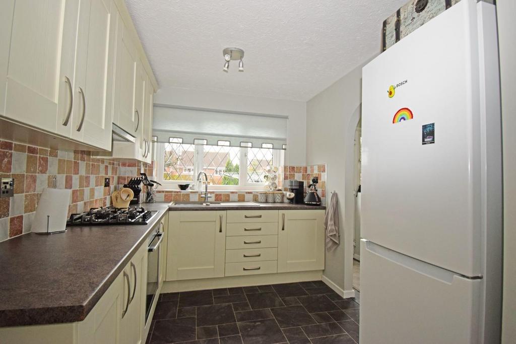 49 Tythe Barn Close, kitchen b.jpg