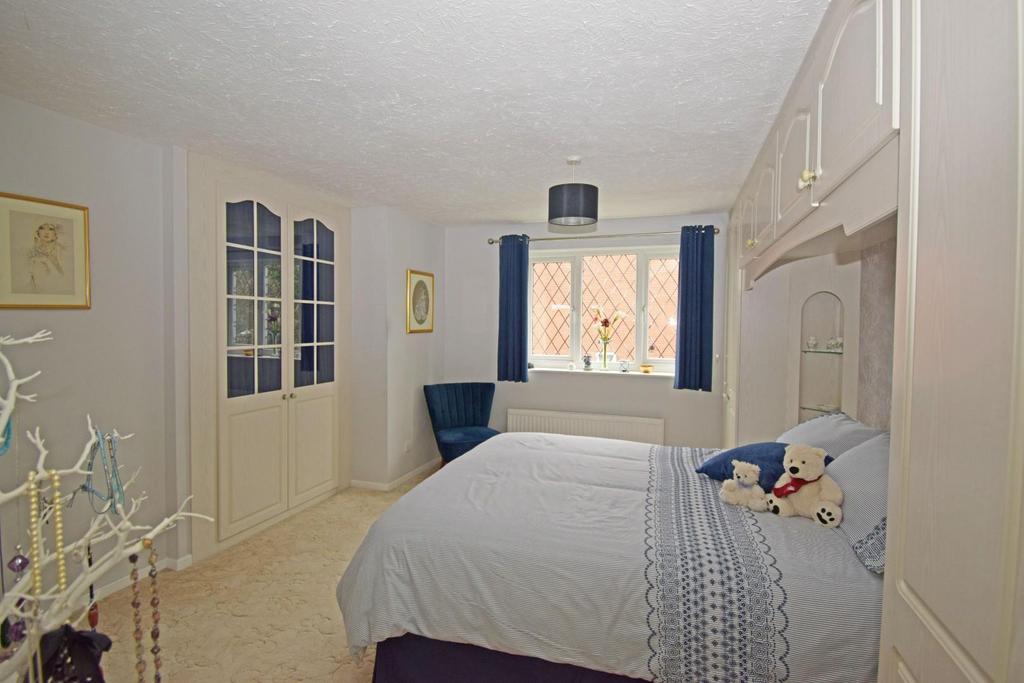 49 Tythe Barn Close, bed 1b.jpg