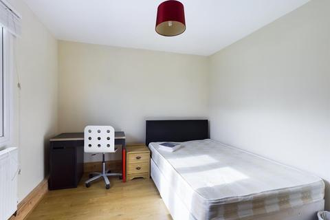 4 bedroom semi-detached house to rent - Staplefield Drive, Brighton