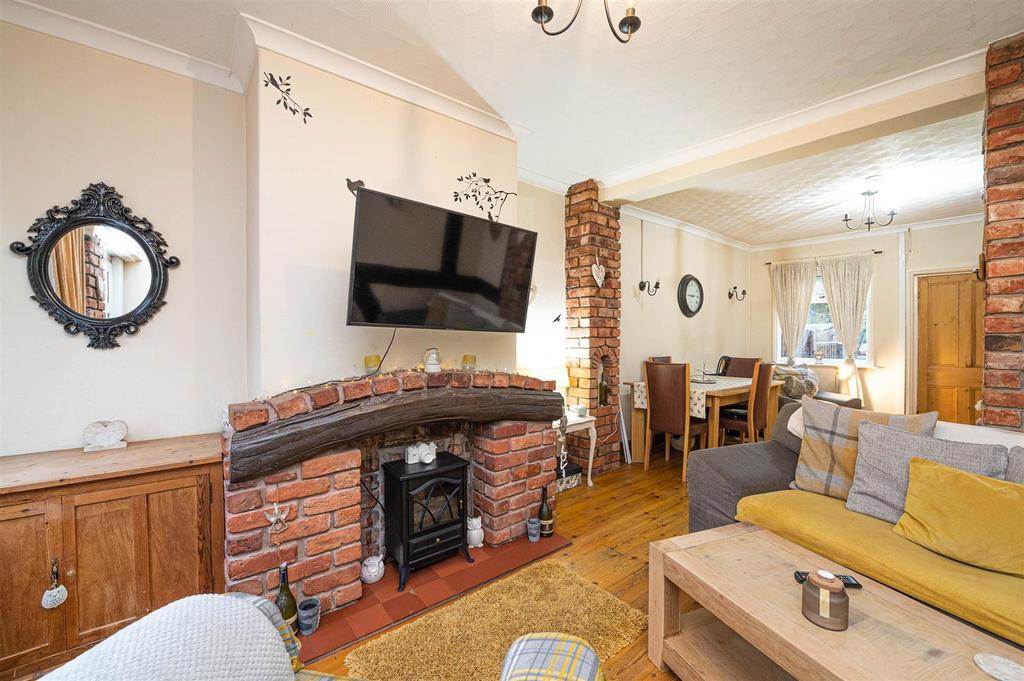 Barony Road, Nantwich 2 bed terraced house £165,000