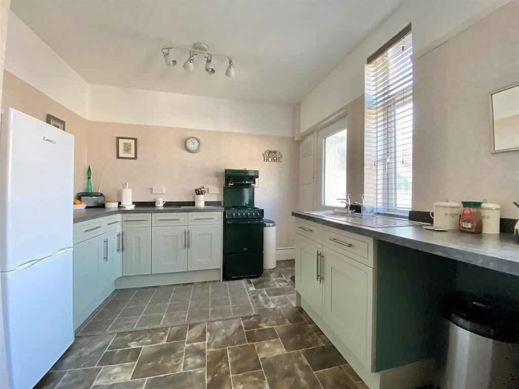 Abbey Road, Barnstaple 3 bed terraced house £300,000