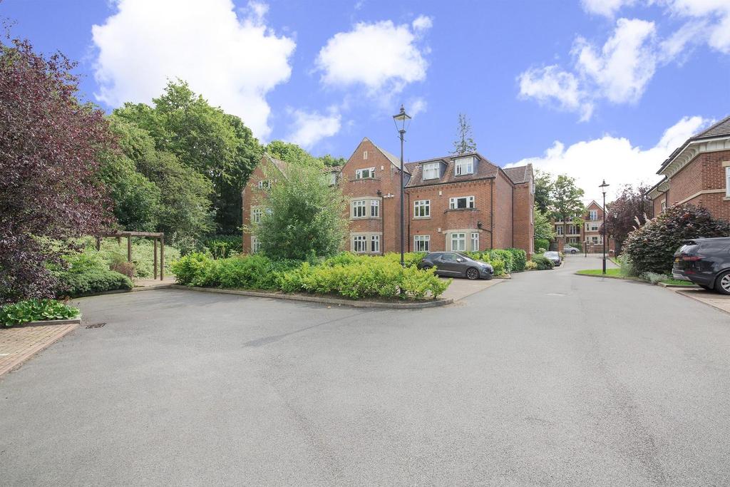 Wood Moor Court, Sandmoor Avenue, Leeds 2 Bed Flat - £1,000 Pcm (£231 Pw)