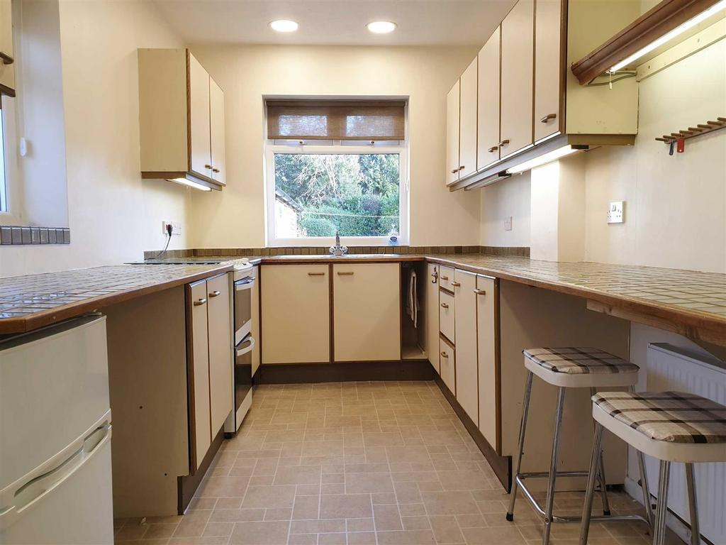 Ravenswood Road, WILMSLOW 3 bed semidetached house £1,400 pcm (£323 pw)