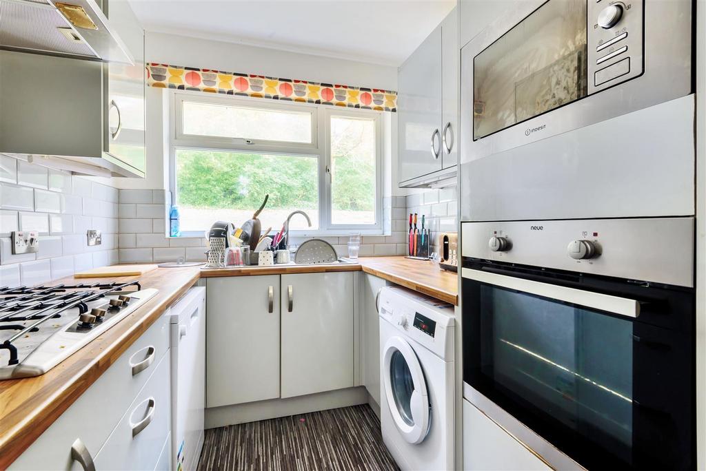 Ffynone Close, Ffynone, Swansea 2 bed flat £150,000