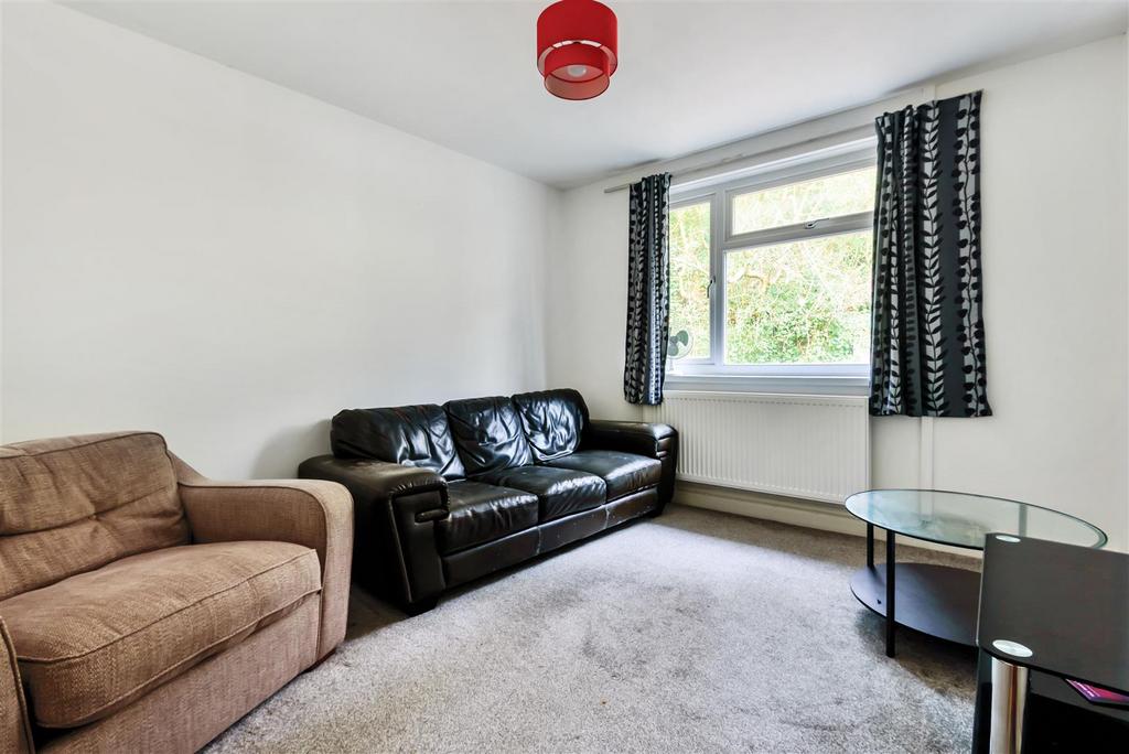 Ffynone Close, Ffynone, Swansea 2 bed flat £150,000