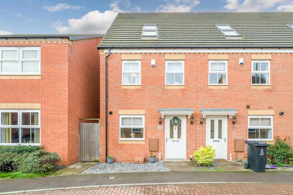 Whitworth Close, Brierley Hill, DY5 3LW 3 bed end of terrace house £250,000