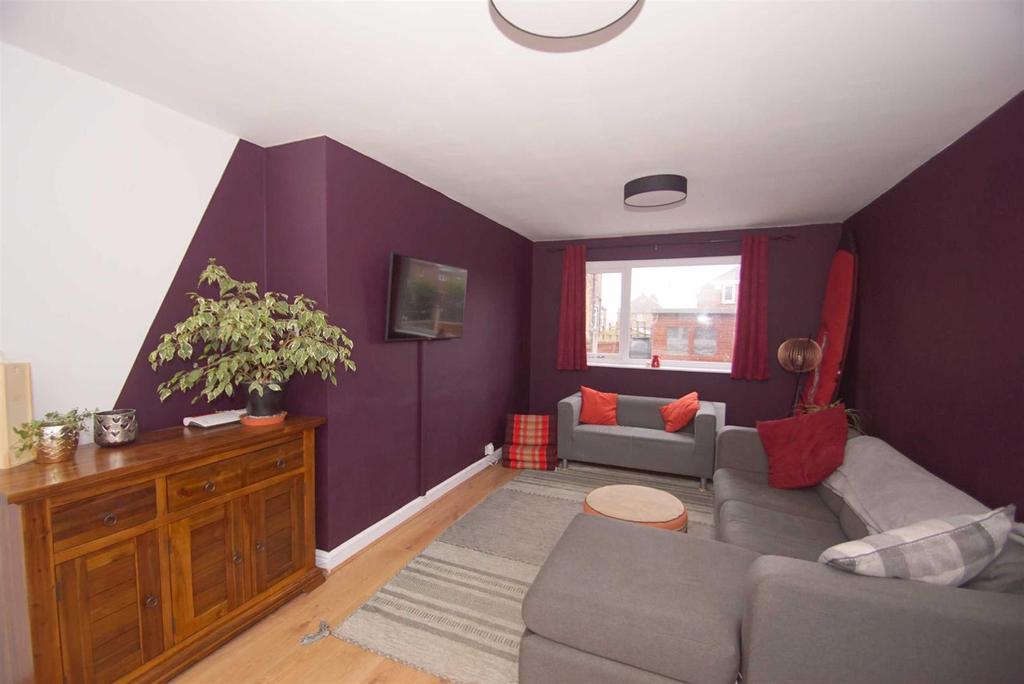 Acres Hall Avenue, Pudsey 2 bed semidetached house £850 pcm (£196 pw)