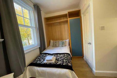 Studio to rent, Fulham Palace Road, Hammersmith, London, W6