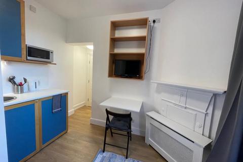Studio to rent, Fulham Palace Road, Hammersmith, London, W6
