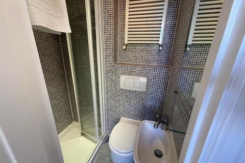 Studio to rent, Fulham Palace Road, Hammersmith, London, W6