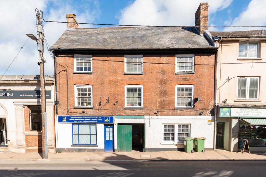 High Street, Crediton, EX17 1 bed flat to rent £550 pcm (£127 pw)