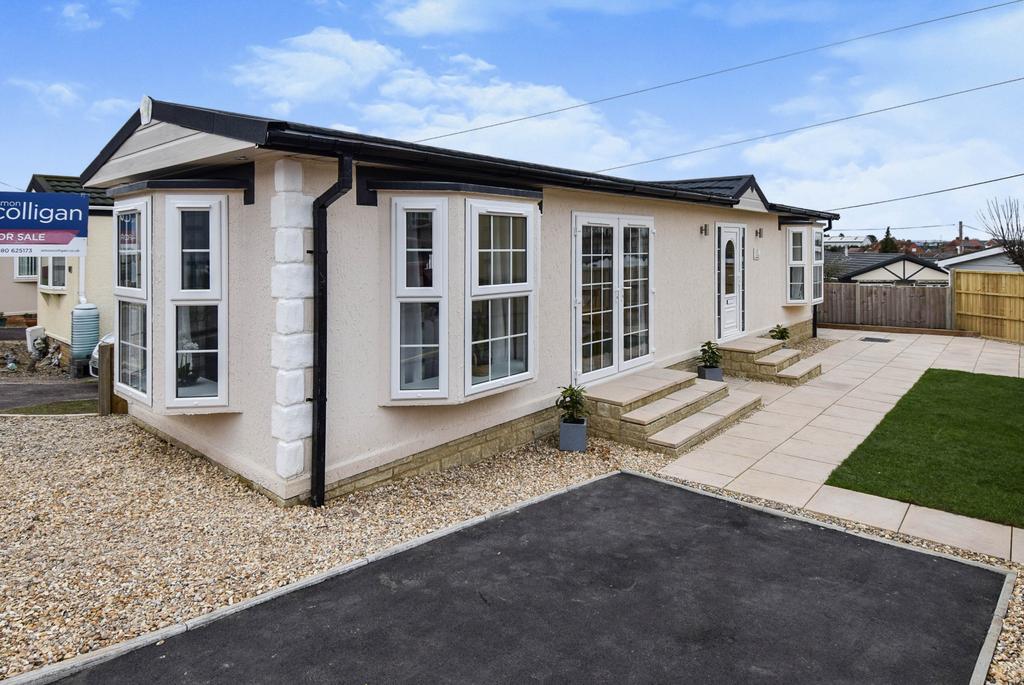 51 Bungalow Park, Holders Road, Amesbury, SP4 7PL 2 bed park home for