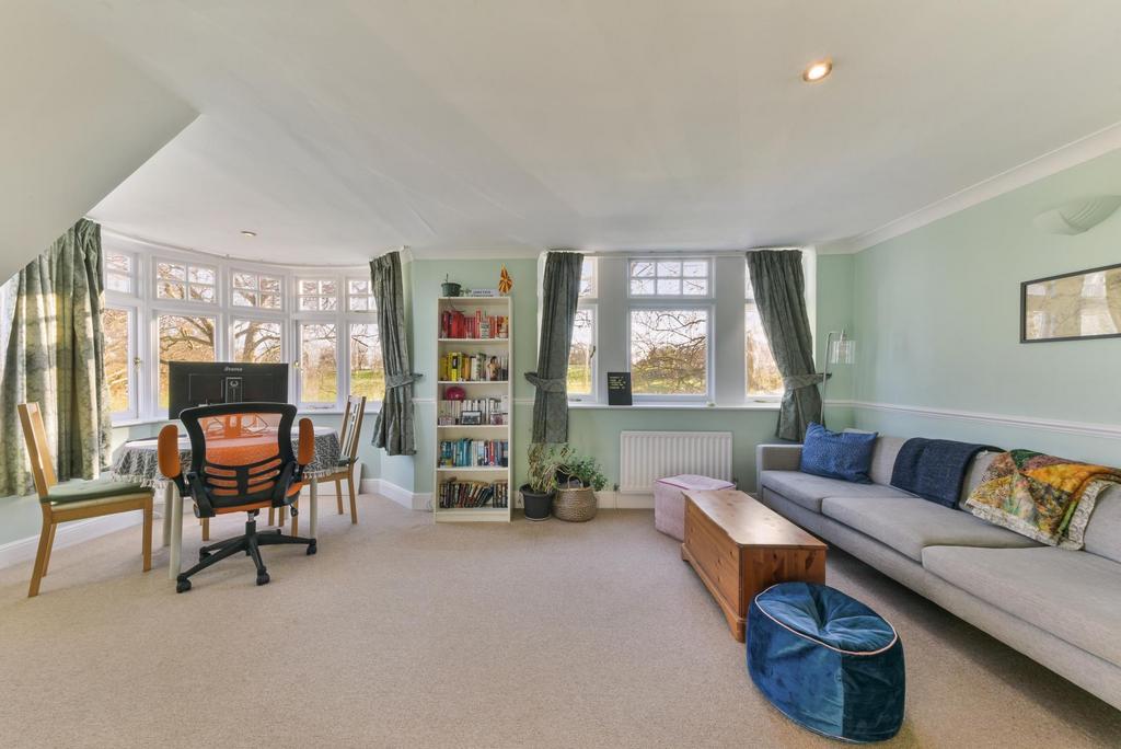 Hilly Fields Crescent, Brockley, SE4 2 bed apartment £550,000