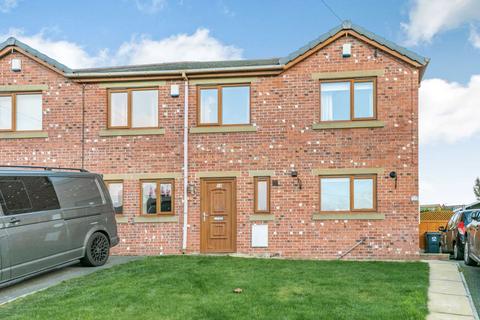 3 bedroom terraced house to rent, Woollin Avenue, Tingley