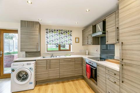 3 bedroom terraced house to rent, Woollin Avenue, Tingley